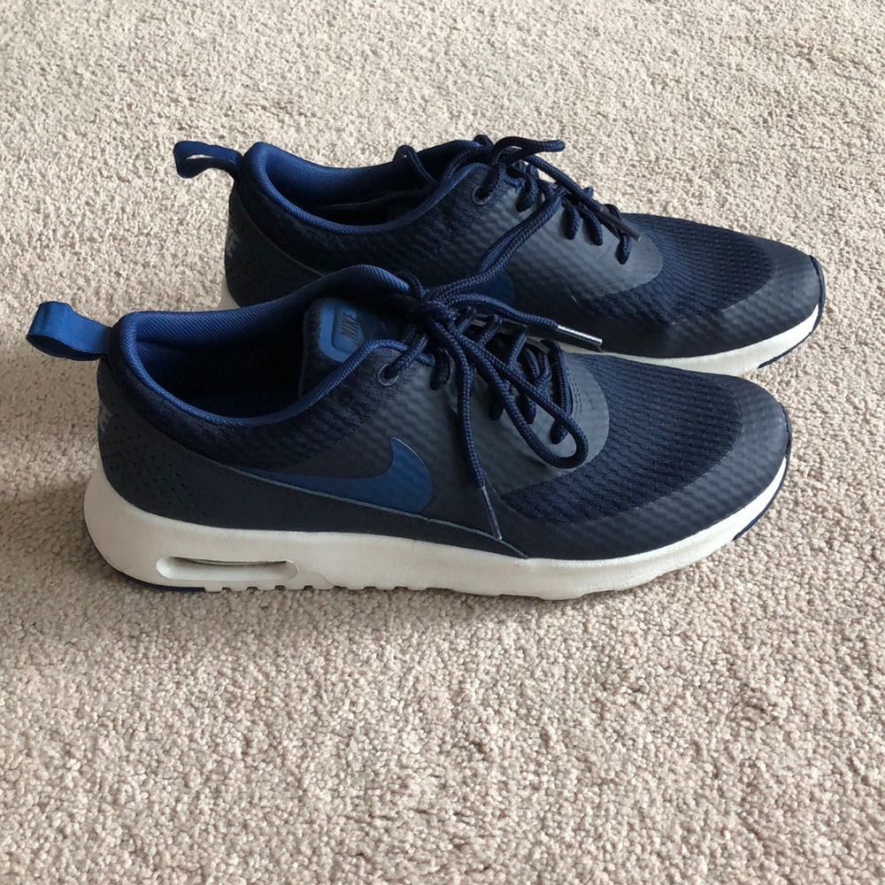Nike Air Max Thea size 7.5
Women's NAVY BLUE